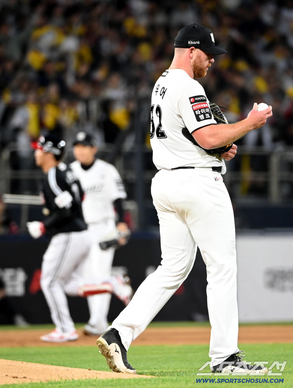 28일 수원KT위즈파크에서 열린 LG와 KT의 경기, 4회초 사우어가 문보경에 솔로홈런을 내주며 아쉬워하고 있다. 수원=허상욱 기자 wook@sportschosun.com/2026.04.28/