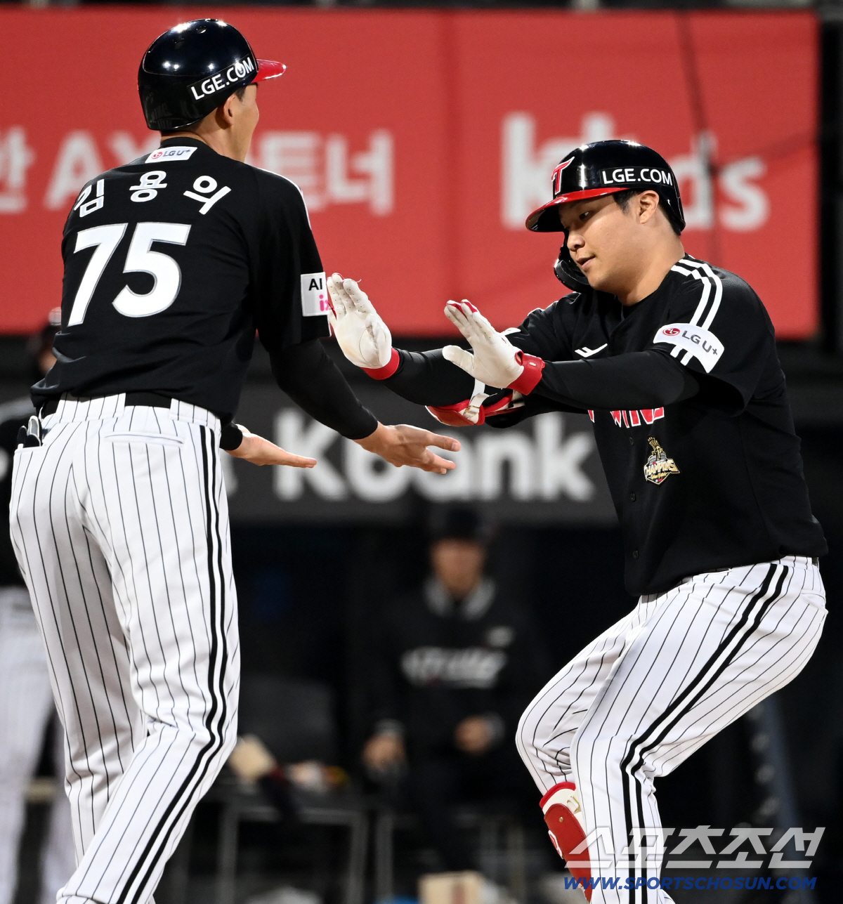 28일 수원KT위즈파크에서 열린 LG와 KT의 경기, 4회초 문보경이 솔로홈런을 치고 김용의 1루의 코치의 환영을 받고 있다. 수원=허상욱 기자 wook@sportschosun.com/2026.04.28/