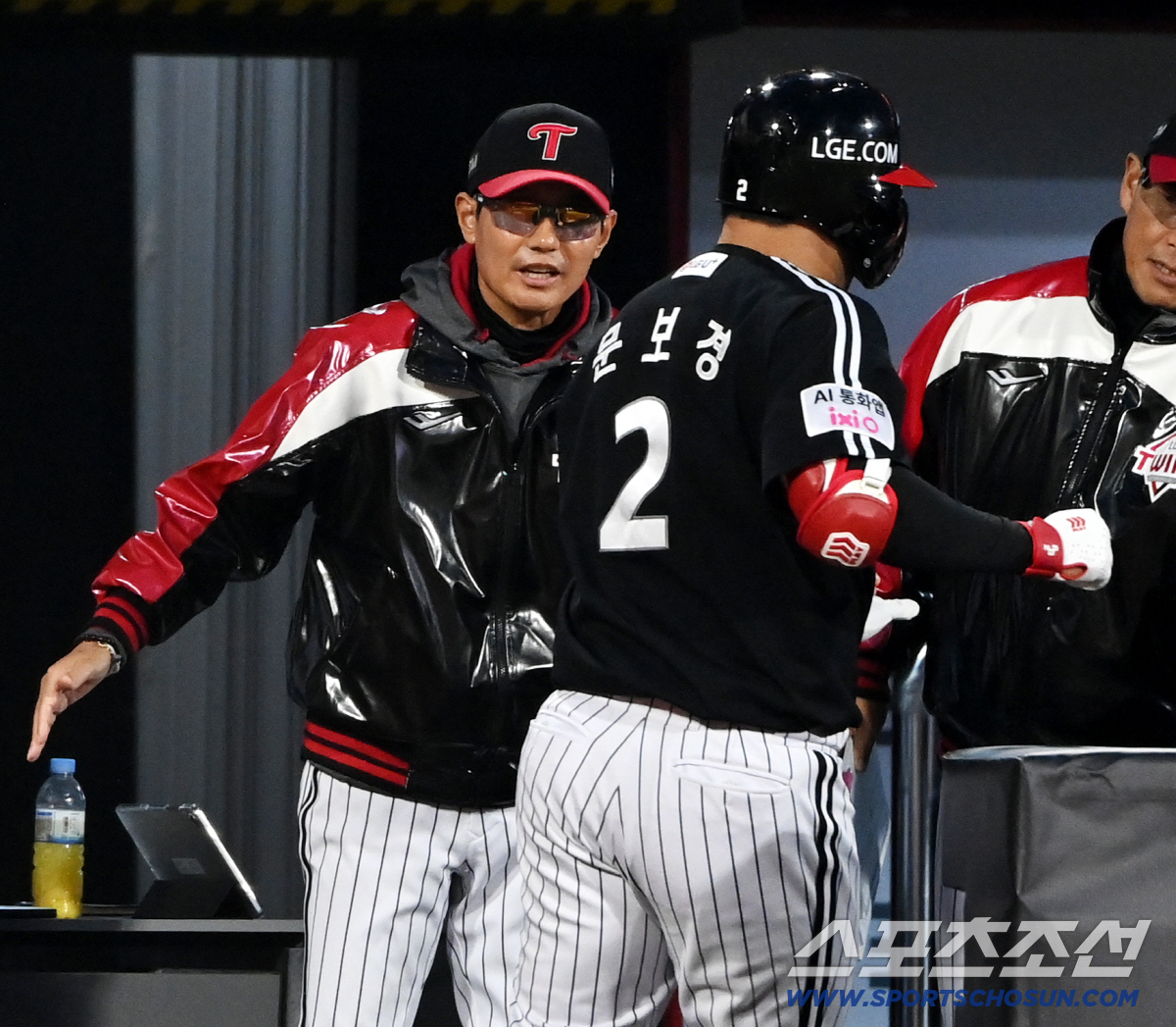 28일 수원KT위즈파크에서 열린 LG와 KT의 경기, 4회초 문보경이 솔로홈런을 치고 염경엽 감독의 환영을 받고 있다. 수원=허상욱 기자 wook@sportschosun.com/2026.04.28/