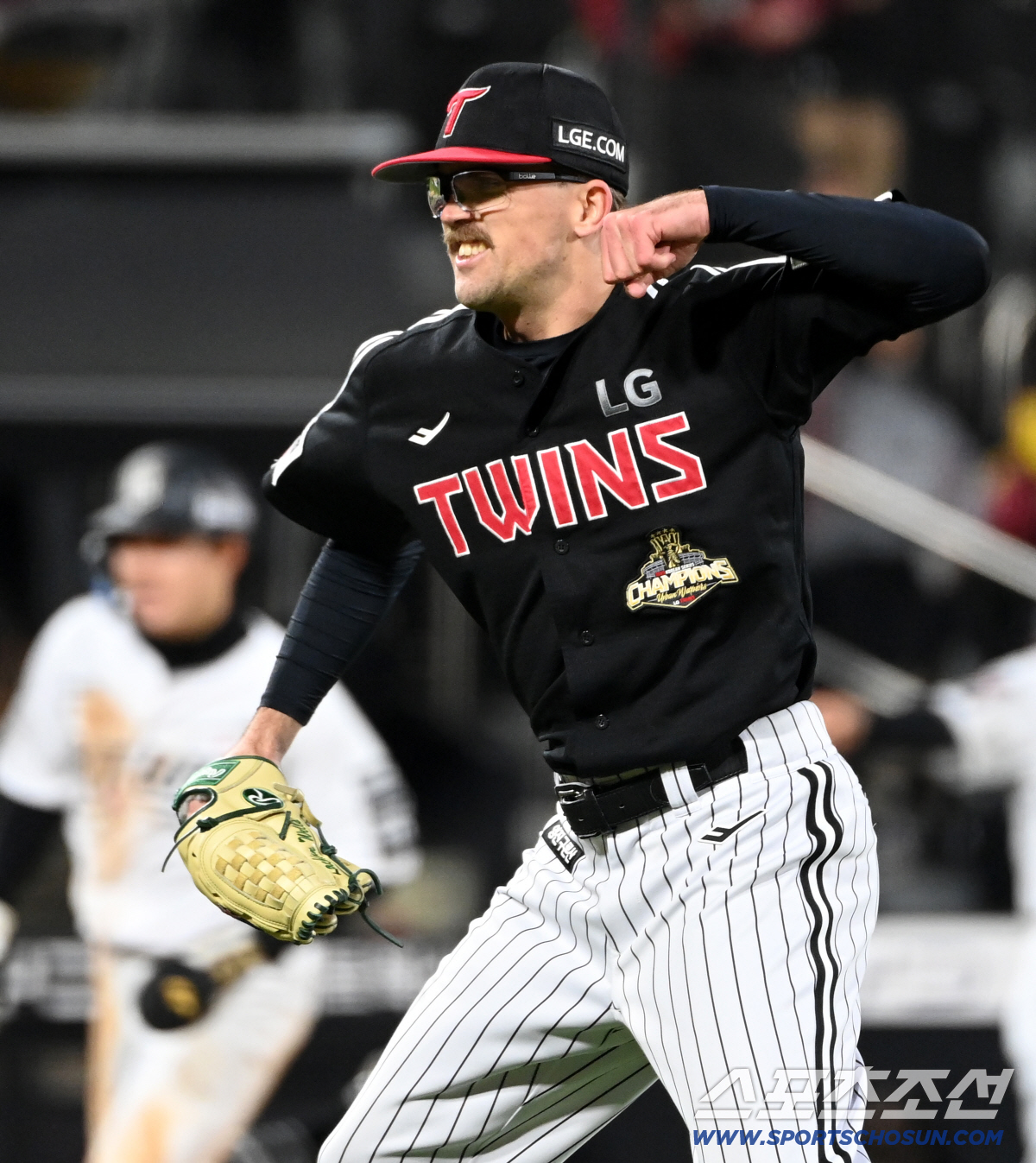 28일 수원KT위즈파크에서 열린 LG와 KT의 경기, LG 웰스가 2사 2,3루 KT 장성우를 3루 땅볼로 잡아낸 천성호의 호수비에 환호하고 있다. 수원=허상욱 기자 wook@sportschosun.com/2026.04.28/