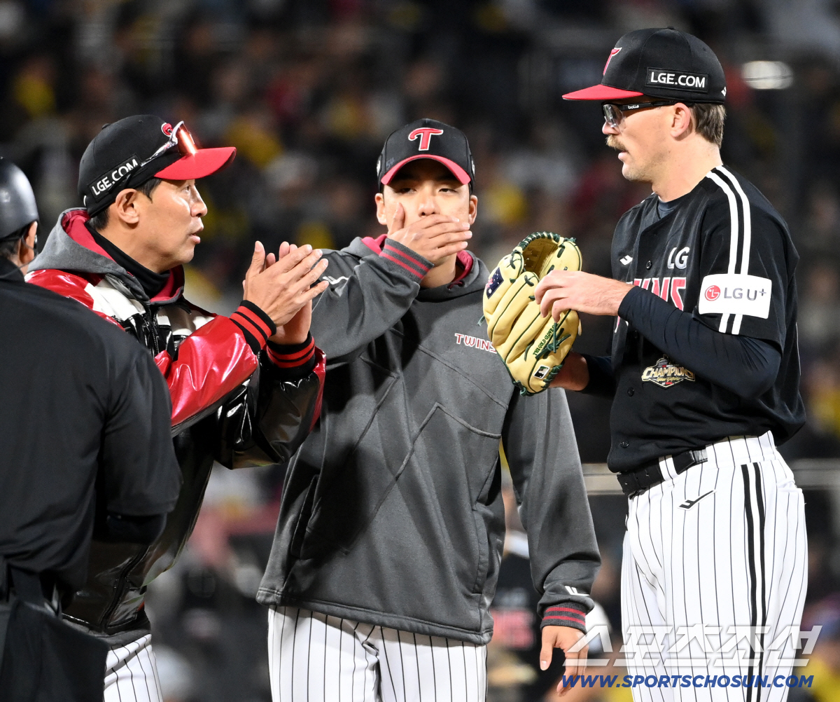 28일 수원KT위즈파크에서 열린 LG와 KT의 경기, 6회말 무사 1루 LG 김광삼 코치가 마운드에 올라 웰스를 다독이고 있다. 수원=허상욱 기자 wook@sportschosun.com/2026.04.28/
