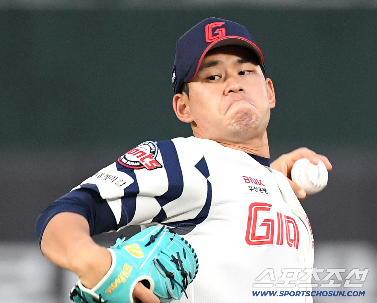 28일 부산 사직야구장에서 열린 롯데와 키움의 경기. 선발 투구하고 있는 롯데 김진욱. 부산=송정헌 기자 songs@sportschosun.com/2026.04.28/