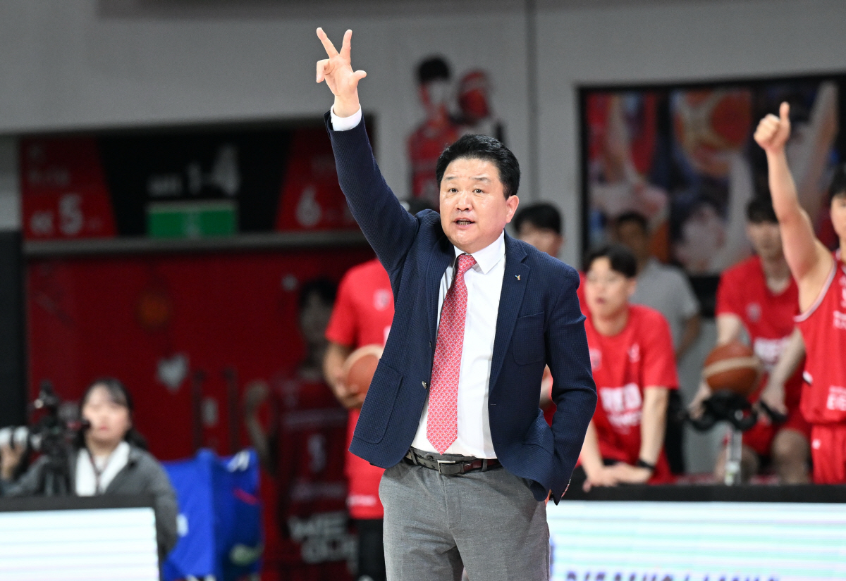 [현장인터뷰]승장 이상민 감독 "6번째 선수(팬) 감사합니다"…유도훈 감독 "반드시 안양 가서 보자"