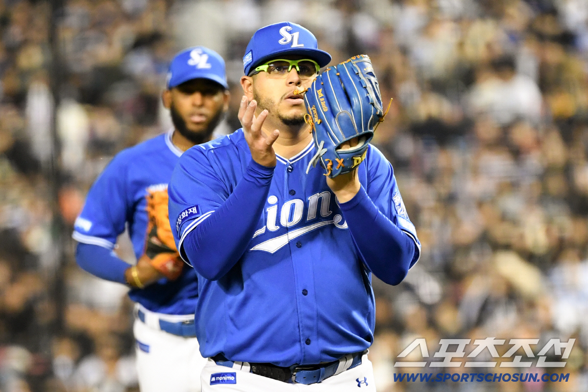 28일 잠실구장에서 열린 두산과 삼성의 경기. 7회 이닝을 마친 삼성 선발 후라도가 야수들을 향해 박수를 보내고 있다. 잠실=박재만 기자 pjm@sportschosun.com/2026.04.28/