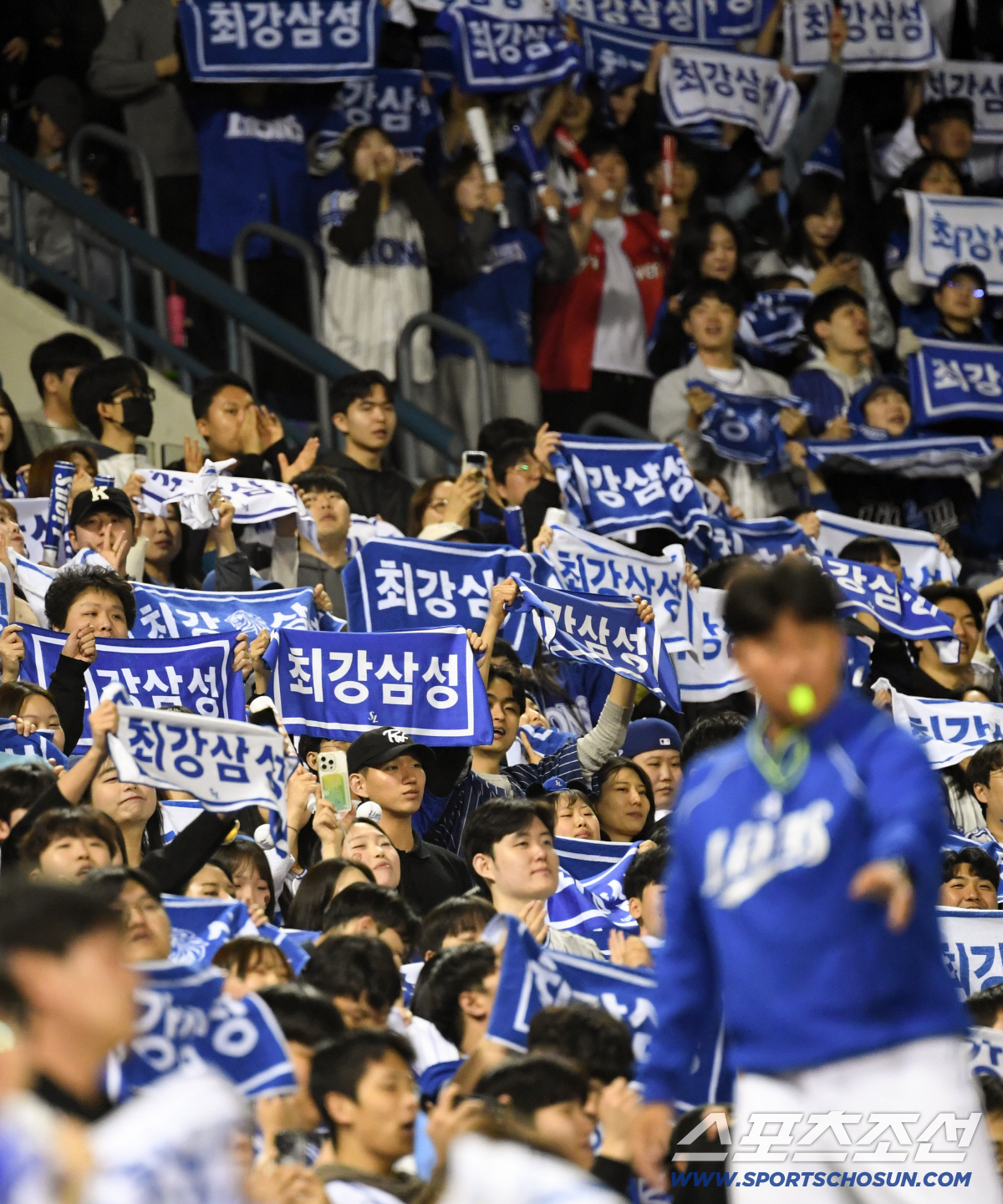 28일 잠실구장에서 열린 두산과 삼성의 경기. 3루 원정석을 가득 메운 삼성 팬들이 엘도라도를 부르고 있다. 잠실=박재만 기자 pjm@sportschosun.com/2026.04.28/