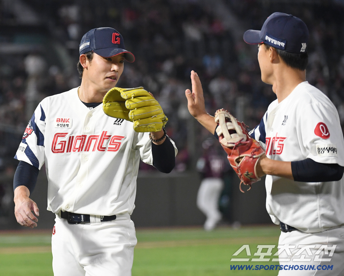 28일 부산 사직야구장에서 열린 롯데와 키움의 경기. 7회 투구를 마치고 동료들과 하이파이브를 나누는 롯데 현도훈. 부산=송정헌 기자 songs@sportschosun.com/2026.04.28/