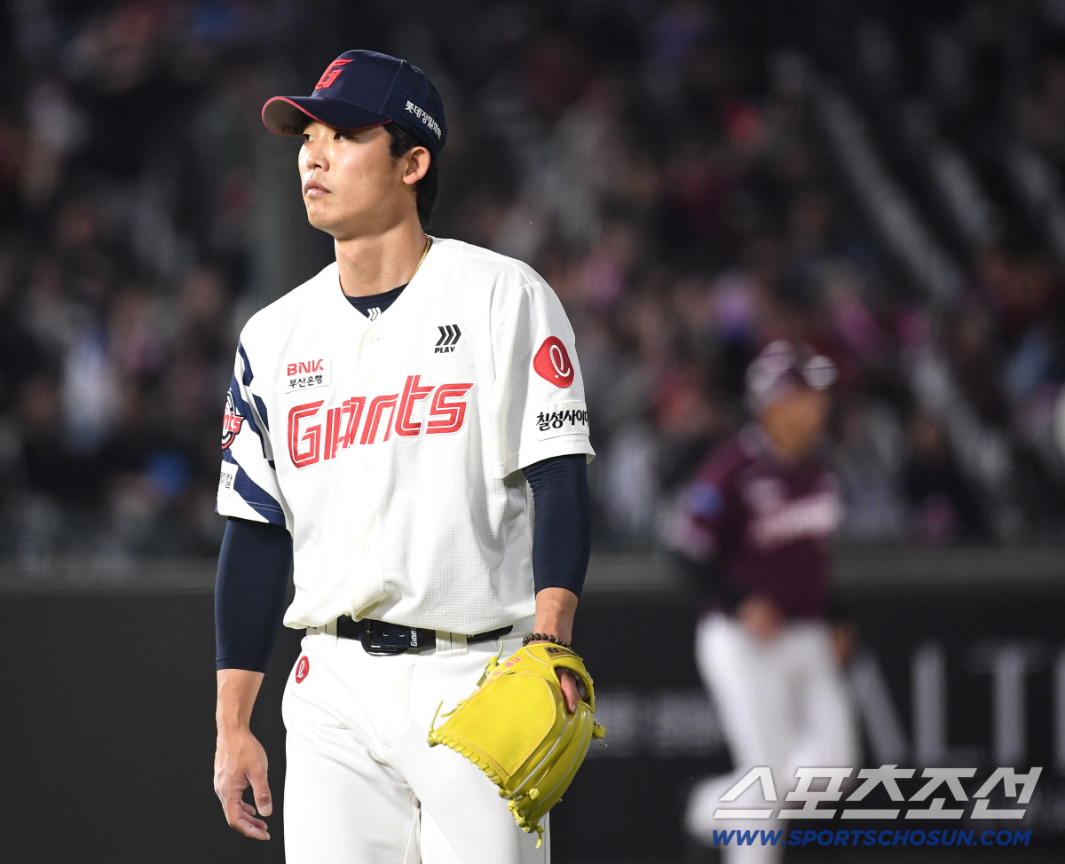 28일 부산 사직야구장에서 열린 롯데와 키움의 경기. 6회 투구를 마친 롯데 현도훈. 부산=송정헌 기자 songs@sportschosun.com/2026.04.28/