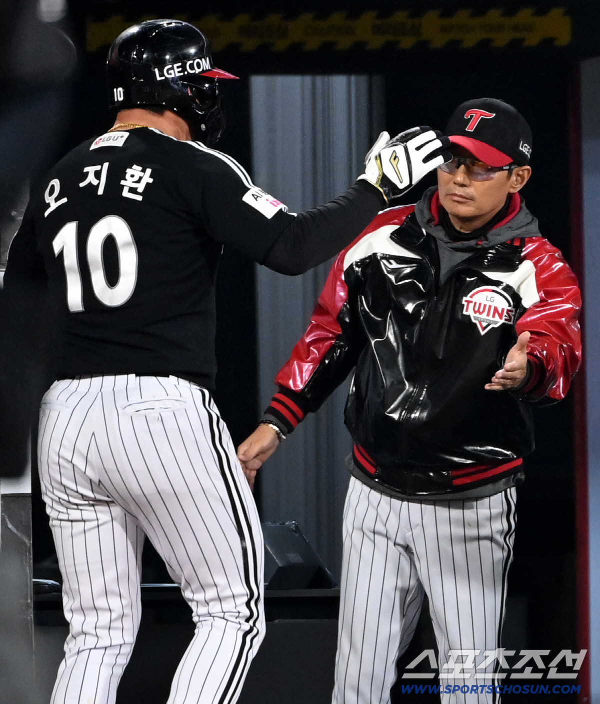 28일 수원KT위즈파크에서 열린 LG와 KT의 경기, 8회초 2사 2,3루 박동원의 1타점 적시타에 2루주자 오지환이 홈인하며 염경엽 감독의 환영을 받고 있다. 수원=허상욱 기자 wook@sportschosun.com/2026.04.28/