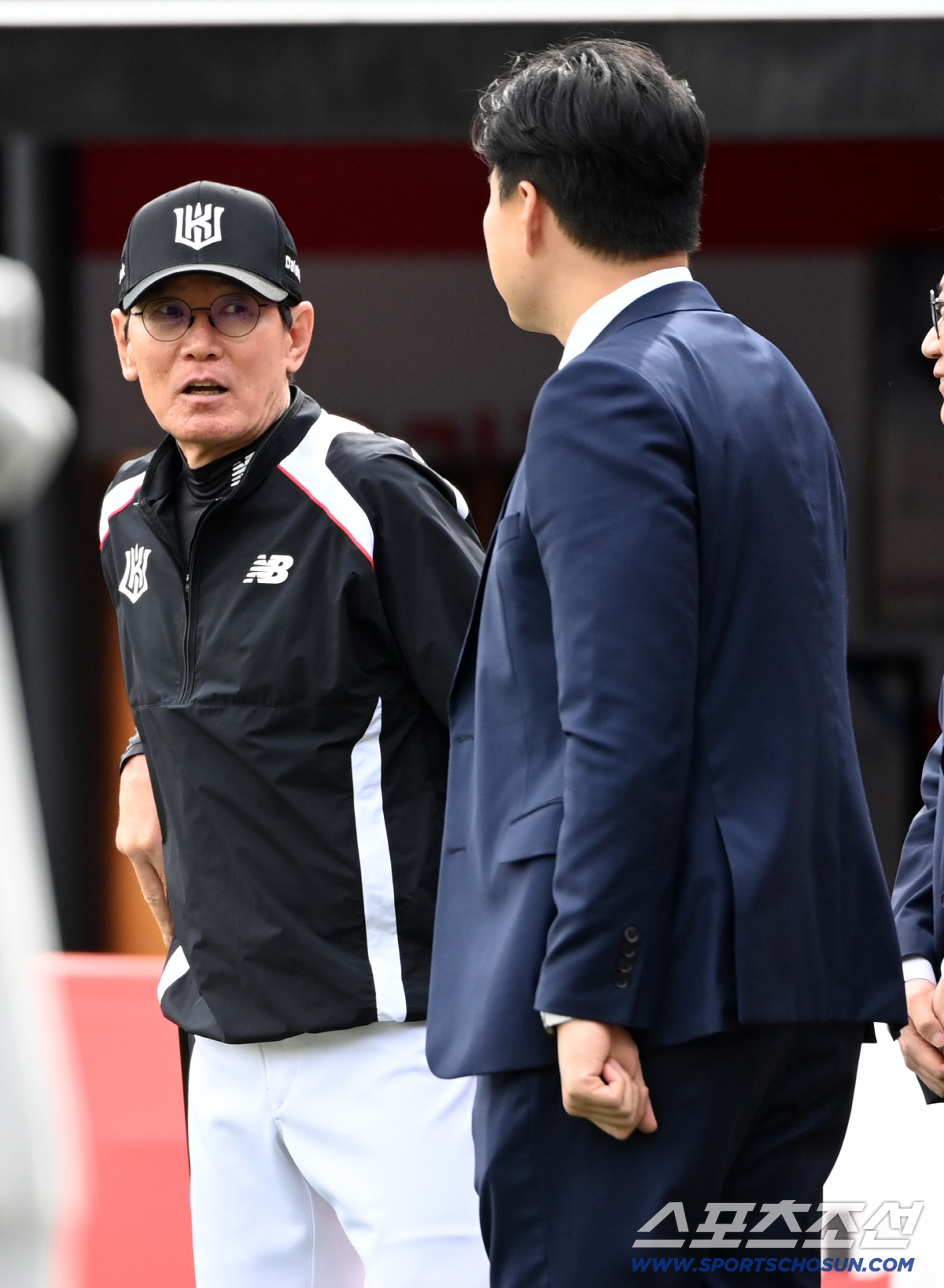 28일 수원KT위즈파크에서 열린 LG와 KT의 경기, 이강철 감독이 오재일 해설위원과 인사를 나누고 있다. 수원=허상욱 기자 wook@sportschosun.com/2026.04.28/