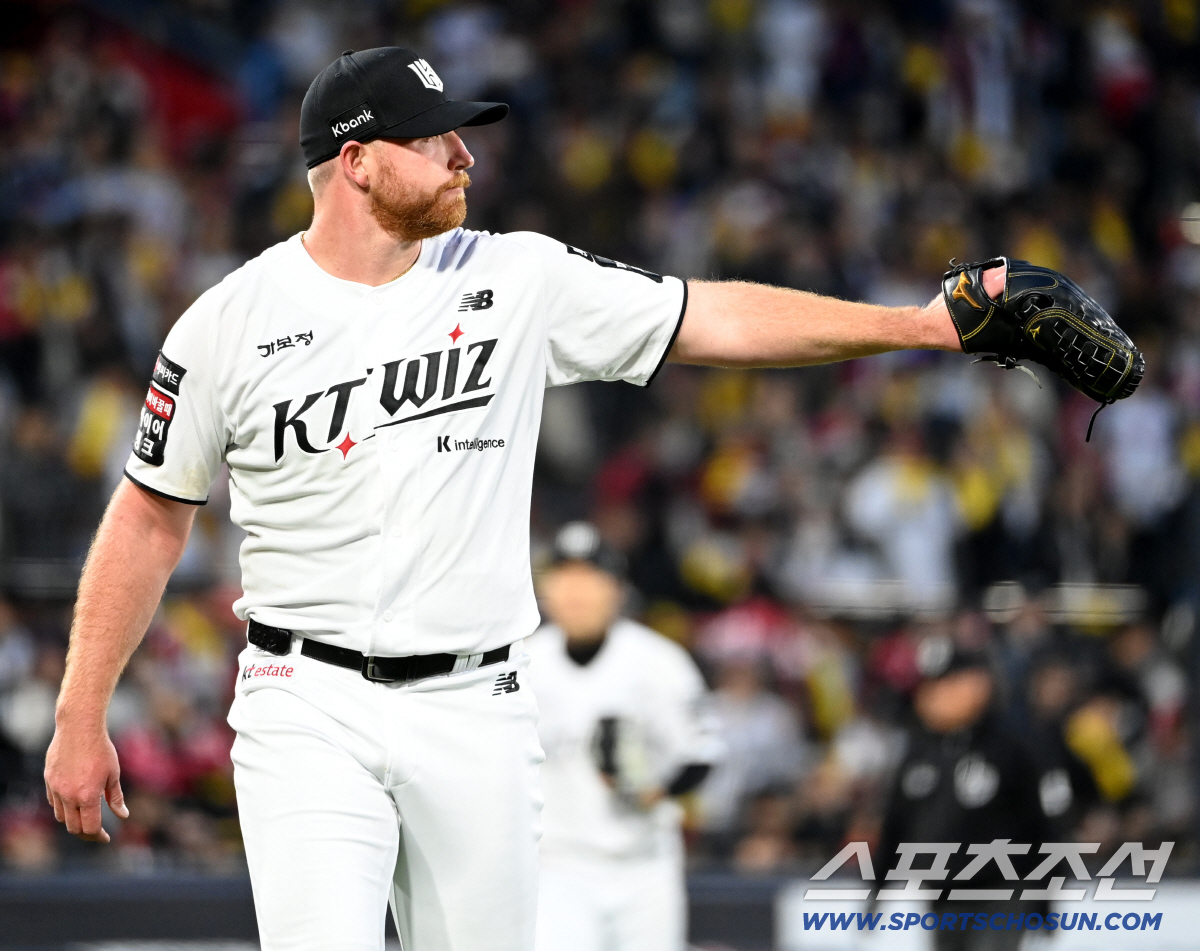 28일 수원KT위즈파크에서 열린 LG와 KT의 경기, 3회초 1사 1루 사우어가 오스틴을 병살로 처리해 이닝을 끝낸 후 수비진을 향해 손짓하고 있다. 수원=허상욱 기자 wook@sportschosun.com/2026.04.28/