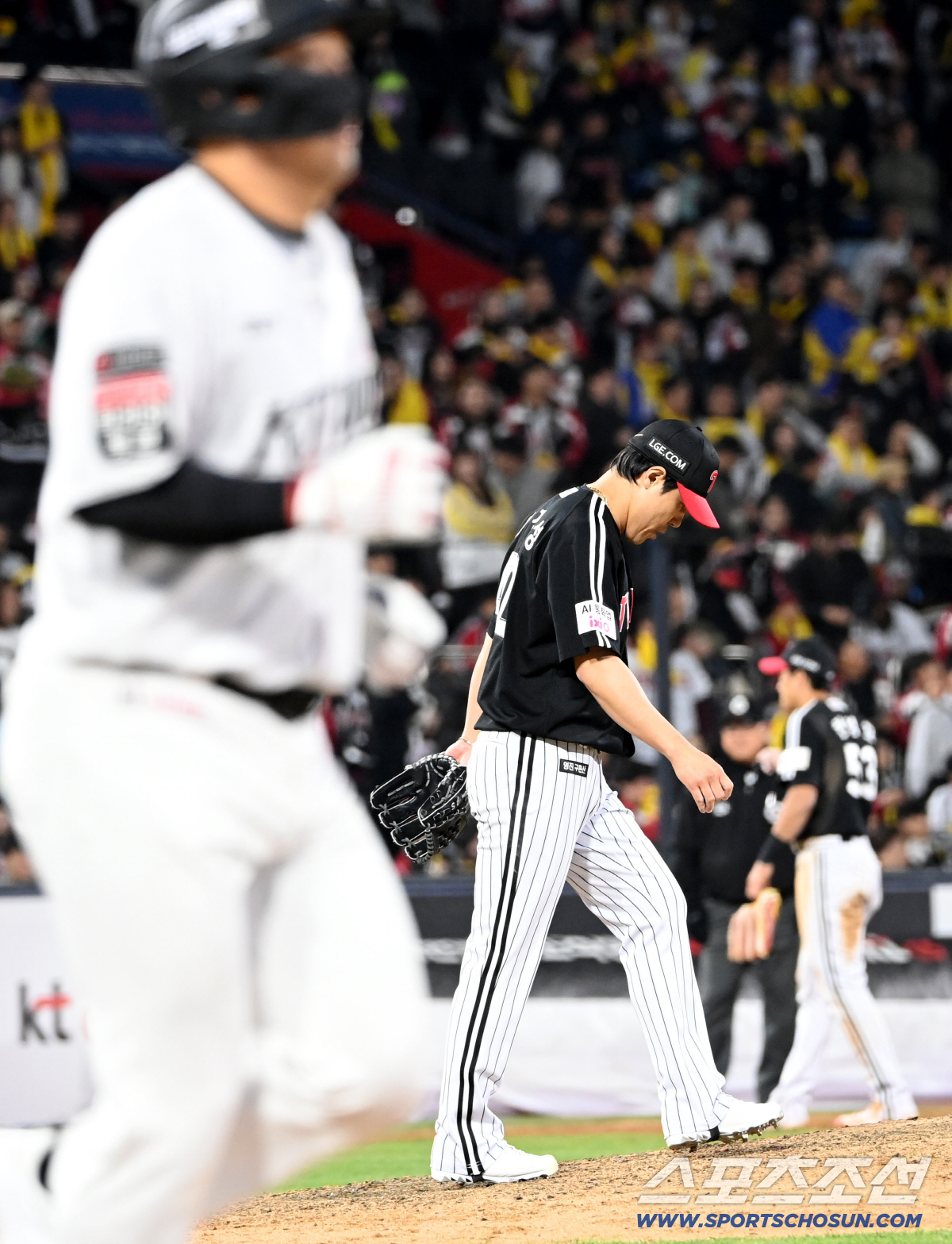 28일 수원KT위즈파크에서 열린 LG와 KT의 경기, 9회말 2사 만루 김진성이 김현수에 밀어내기 볼넷으로 동점을 내주며 아쉬워하고 있다. 수원=허상욱 기자 wook@sportschosun.com/2026.04.28/