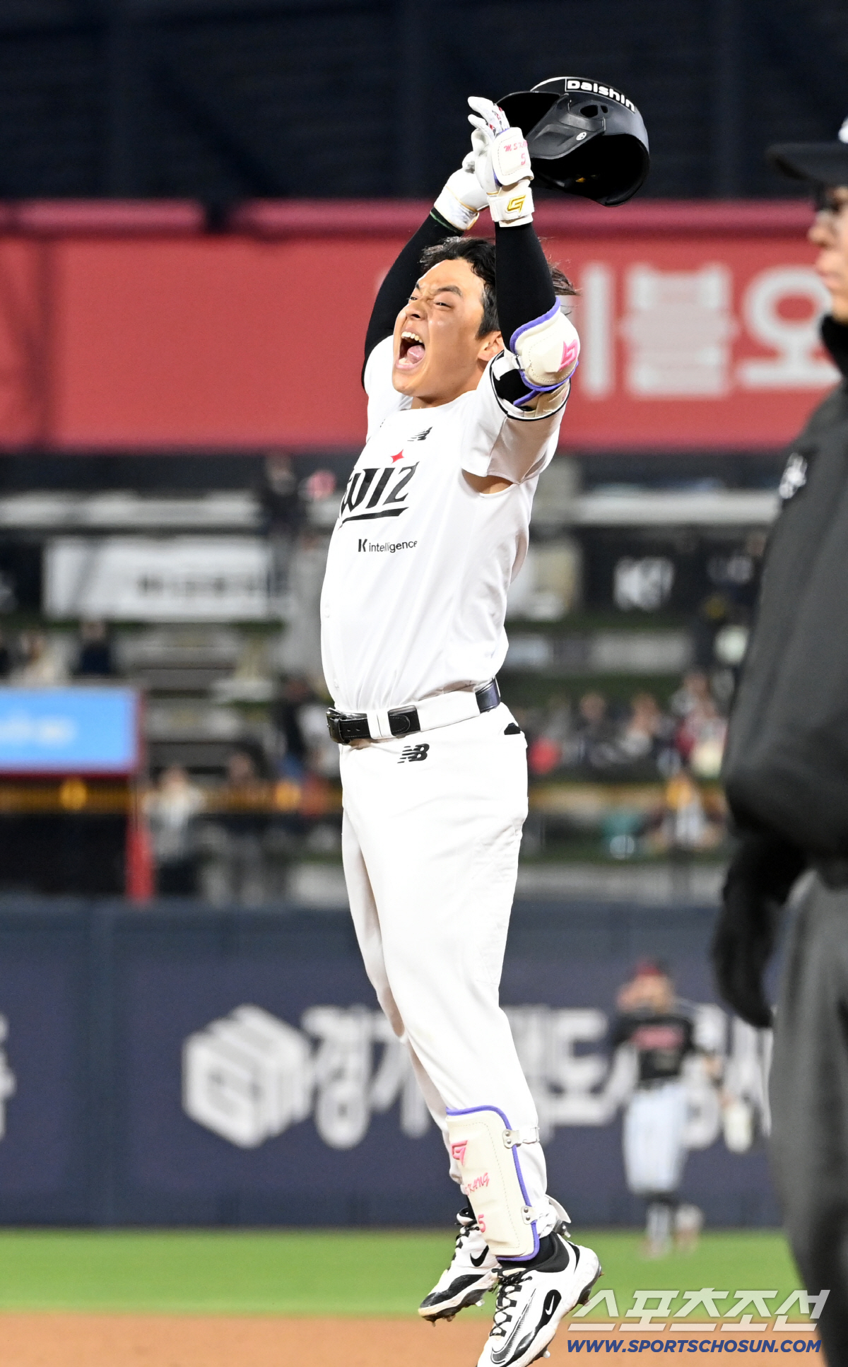 28일 수원KT위즈파크에서 열린 LG와 KT의 경기, 연장10회말 KT 강민성이 끝내기 안타를 치고 환호하고 있다. 수원=허상욱 기자 wook@sportschosun.com/2026.04.28/