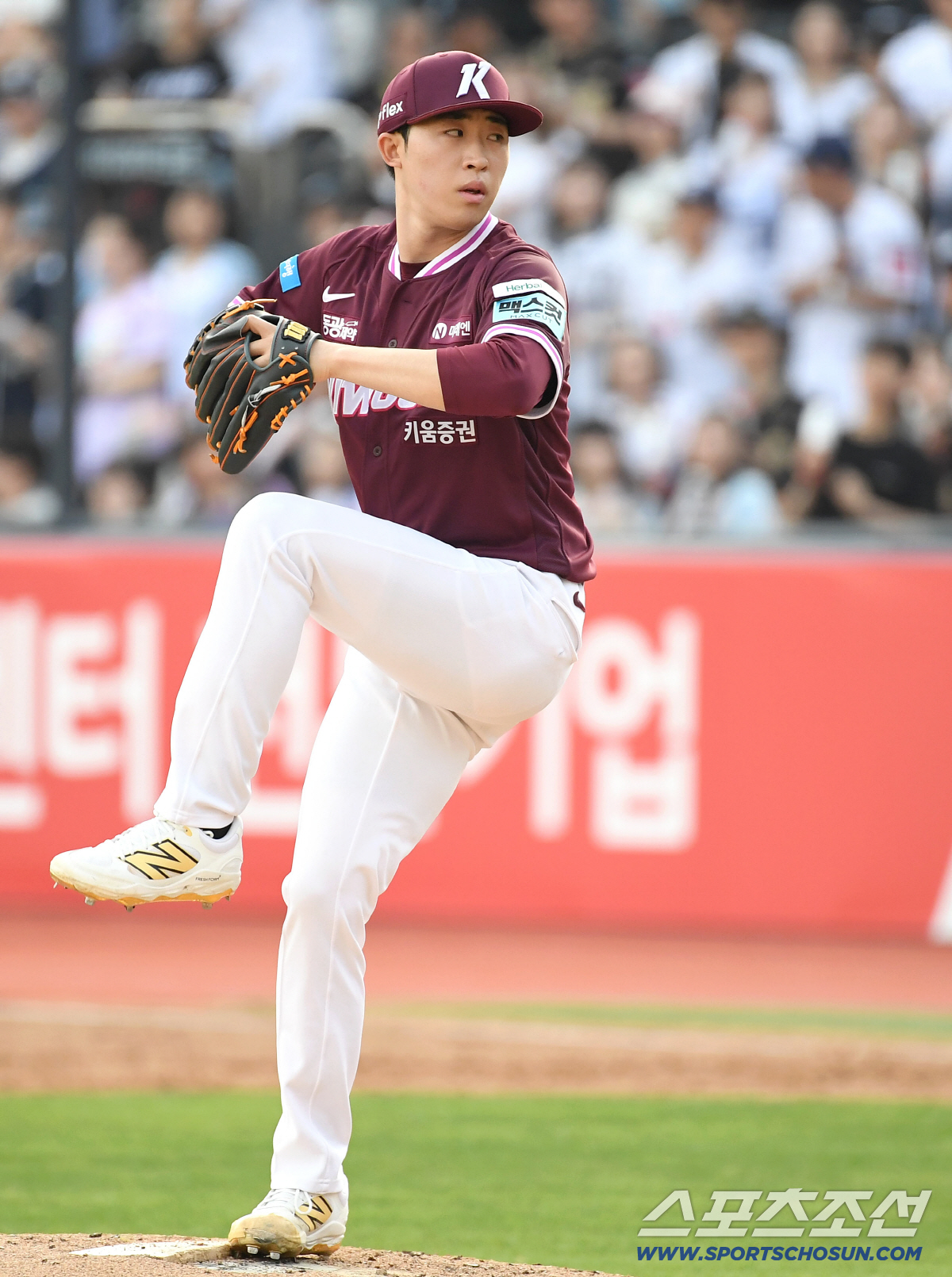 18일 수원 케이티위즈파크에서 열린 KT와 키움의 경기. 투구하고 있는 키움 배동현. 수원=송정헌 기자 songs@sportschosun.com/2026.04.18/