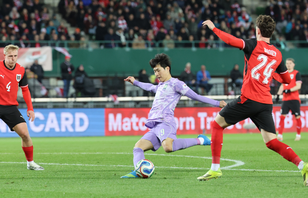 슛하는 이강인 (빈[오스트리아]=연합뉴스) 최재구 기자 = 31일(현지시간) 오스트리아 빈 에른스트 하펠 스타디움에서 열린 한국 축구 국가대표팀과 오스트리아의 평가전에서 이강인이 슈팅하고 있다. 2026.4.1 jjaeck9@yna.co.kr(끝)