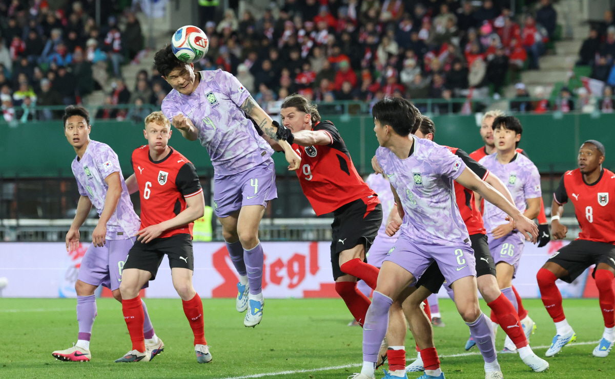 헤딩슛 시도하는 김민재 (빈[오스트리아]=연합뉴스) 최재구 기자 = 31일(현지시간) 오스트리아 빈 에른스트 하펠 스타디움에서 열린 한국 축구 국가대표팀과 오스트리아의 평가전에서 김민재가 오스트리아 문전에서 헤딩슛을 시도하고 있다. 2026.4.1 jjaeck9@yna.co.kr(끝)