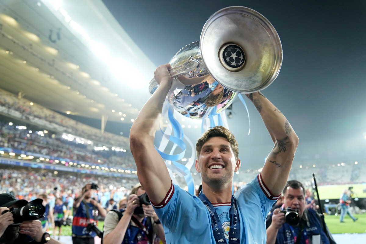 2023년 챔피언스리그 우승 트로피를 든 존 스톤스 AP