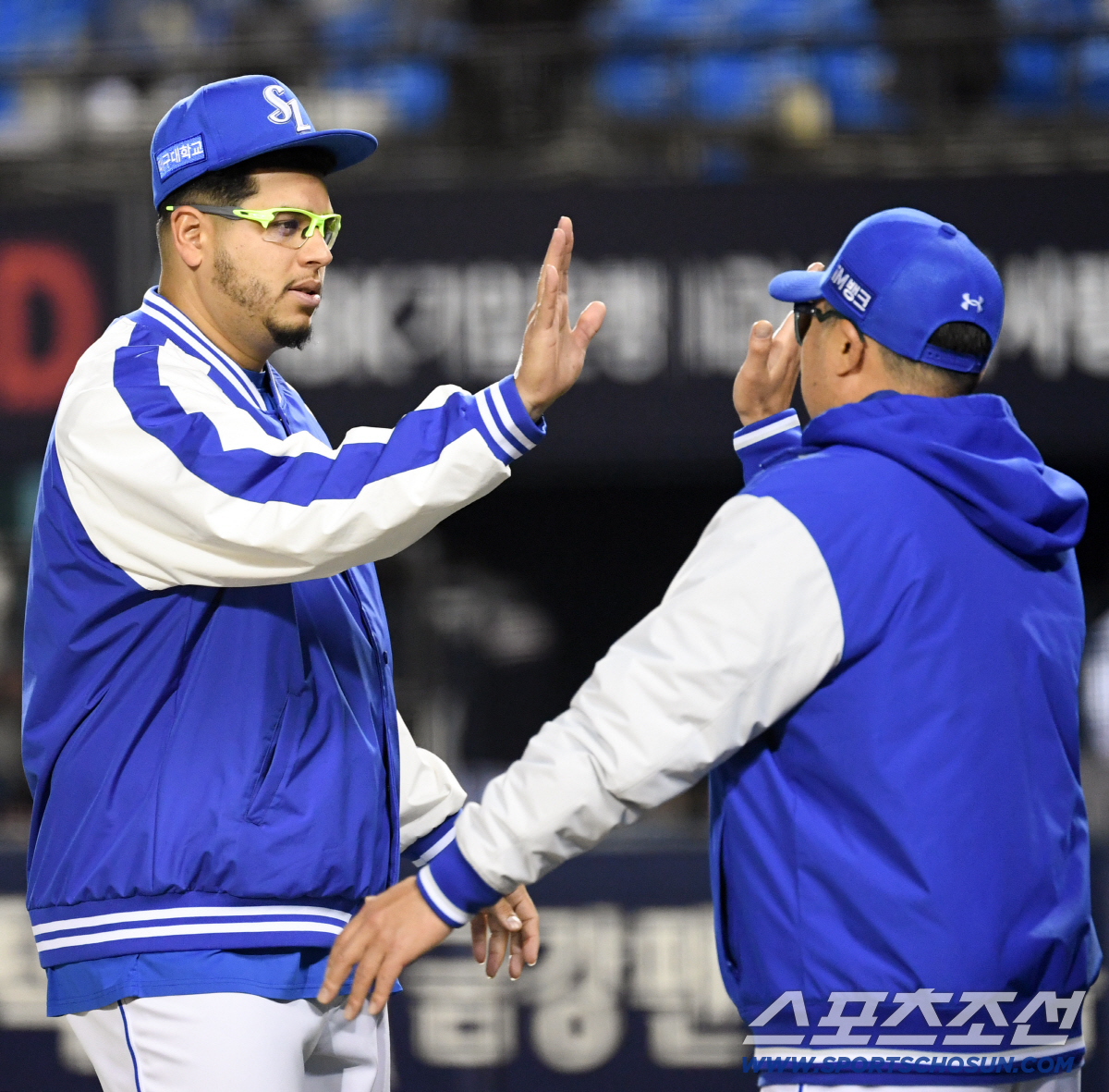 7연패에서 탈출한 박진만 감독은 후라도를 가장 먼저 반겼다.