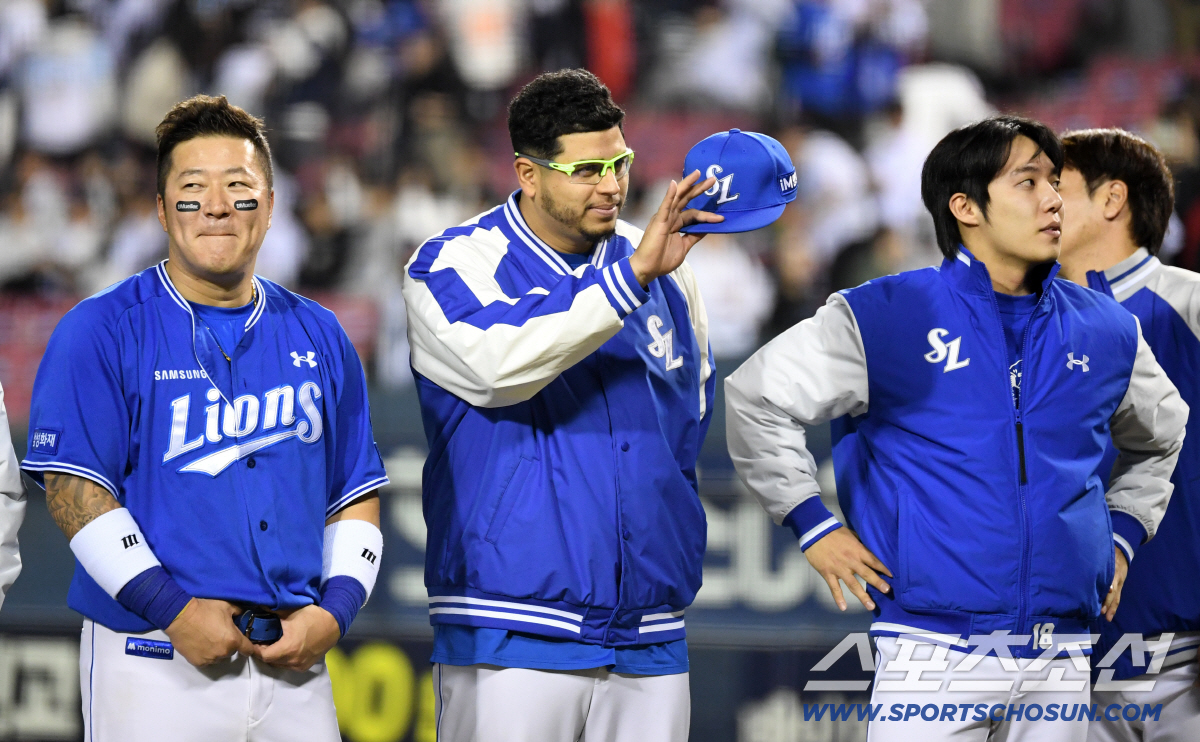 후라도는 3루 관중석을 가득 메운 삼성 팬들을 향해 고마운 마음을 담아 인사를 했다.