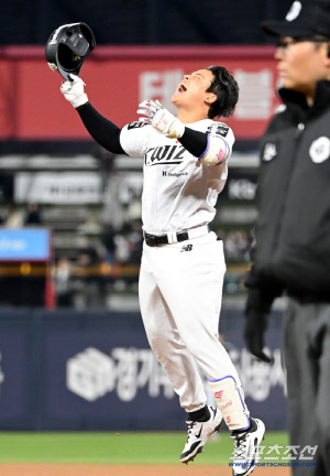 "끝까지 포기하지 않았다…절실함의 승리" 사령탑도 감동한 강민성 끝내기! 228분 혈투에도 승리는 달다 [수원승장]