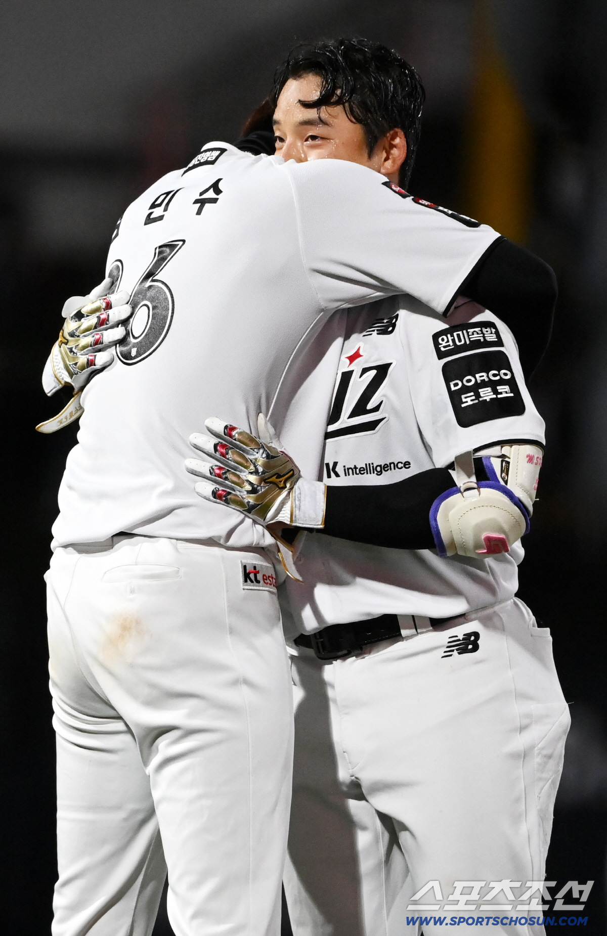 28일 수원KT위즈파크에서 열린 LG와 KT의 경기, 연장10회말 2사 1,2루 KT 강민성이 끝내기 안타를 치고 기쁨을 나누고 있다. 수원=허상욱 기자 wook@sportschosun.com/2026.04.28/