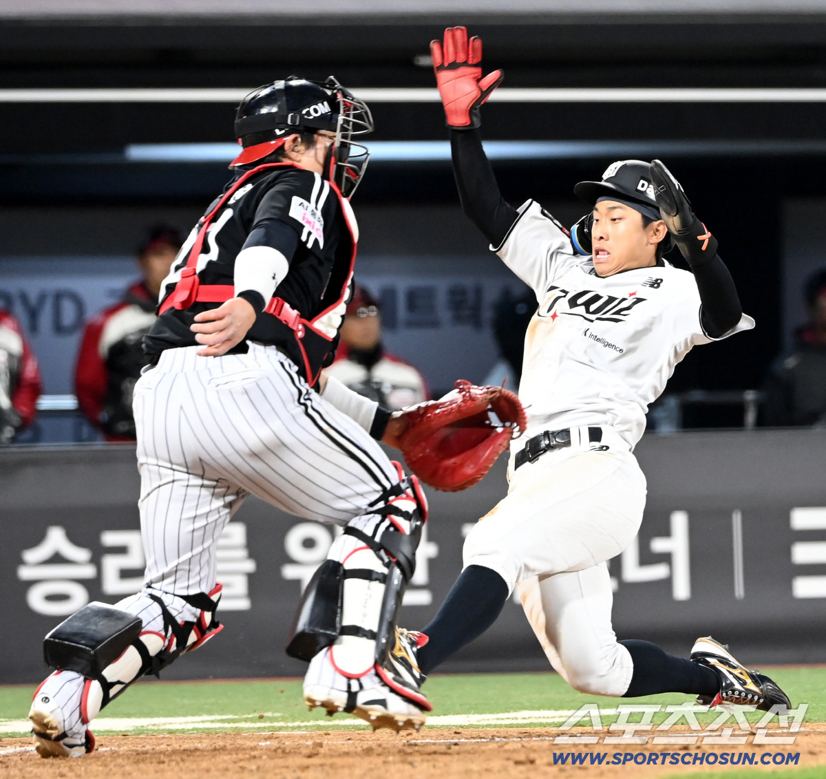 28일 수원KT위즈파크에서 열린 LG와 KT의 경기, 7회말 2사 2,3루 김민혁의 2타점 역전타때 2루주자 유준규가 홈으로 파고들어 세이프되고 있다. 수원=허상욱 기자 wook@sportschosun.com/2026.04.28/