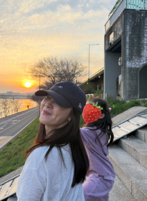 최지우, 이래도 되나...마스크 없이 6세 딸과 한강 나들이 '행복한 딸바보 엄마'