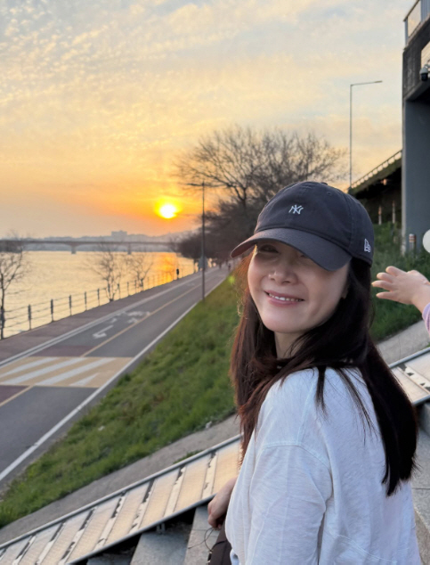 최지우, 이래도 되나...마스크 없이 6세 딸과 한강 나들이 '행복한 딸바보 엄마'