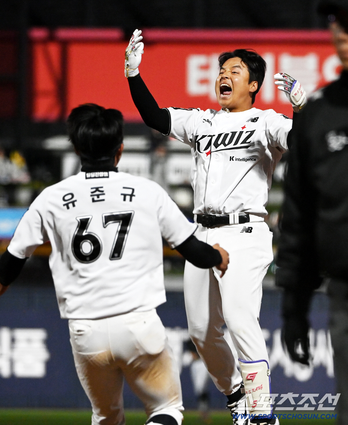 28일 수원KT위즈파크에서 열린 LG와 KT의 경기, 연장10회말 2사 1,2루 KT 강민성이 끝내기 안타를 치고 환호하고 있다. 수원=허상욱 기자 wook@sportschosun.com/2026.04.28/