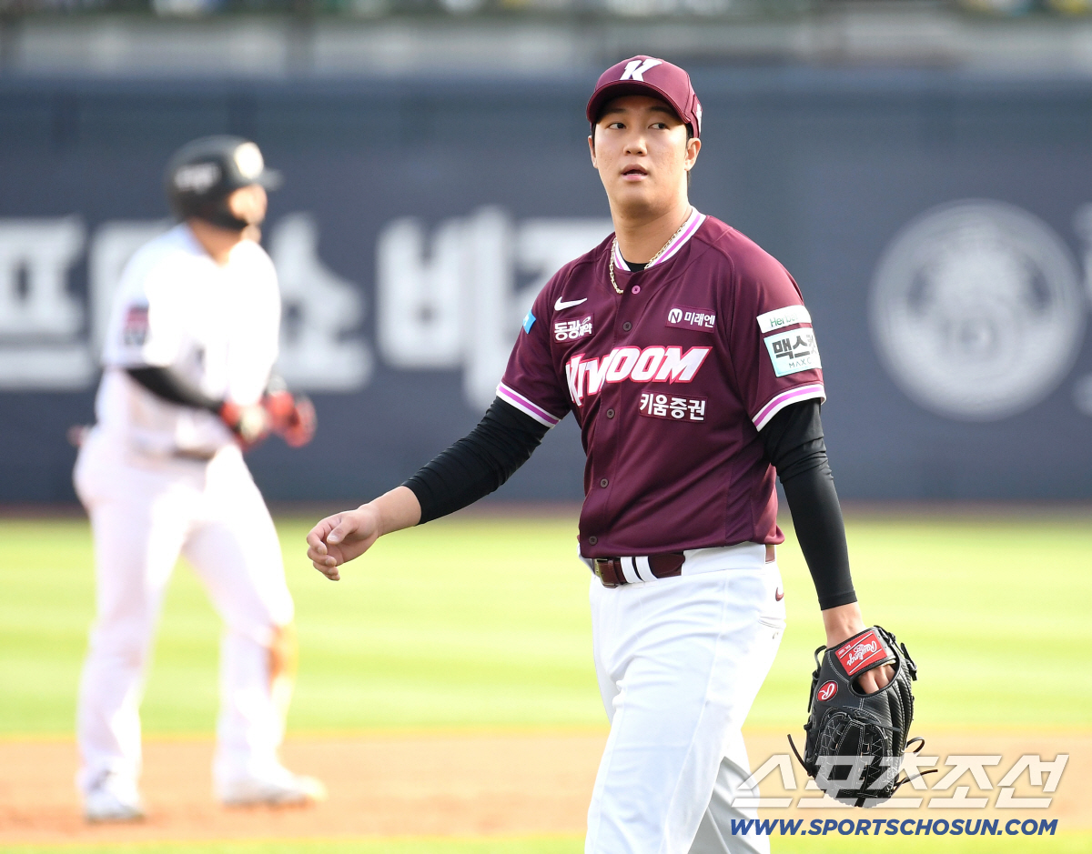 18일 수원 케이티위즈파크에서 열린 KT와 키움의 경기. 1회 투구 후 마운드를 내려가는 키움 안우진. 수원=송정헌 기자 songs@sportschosun.com/2026.04.18/
