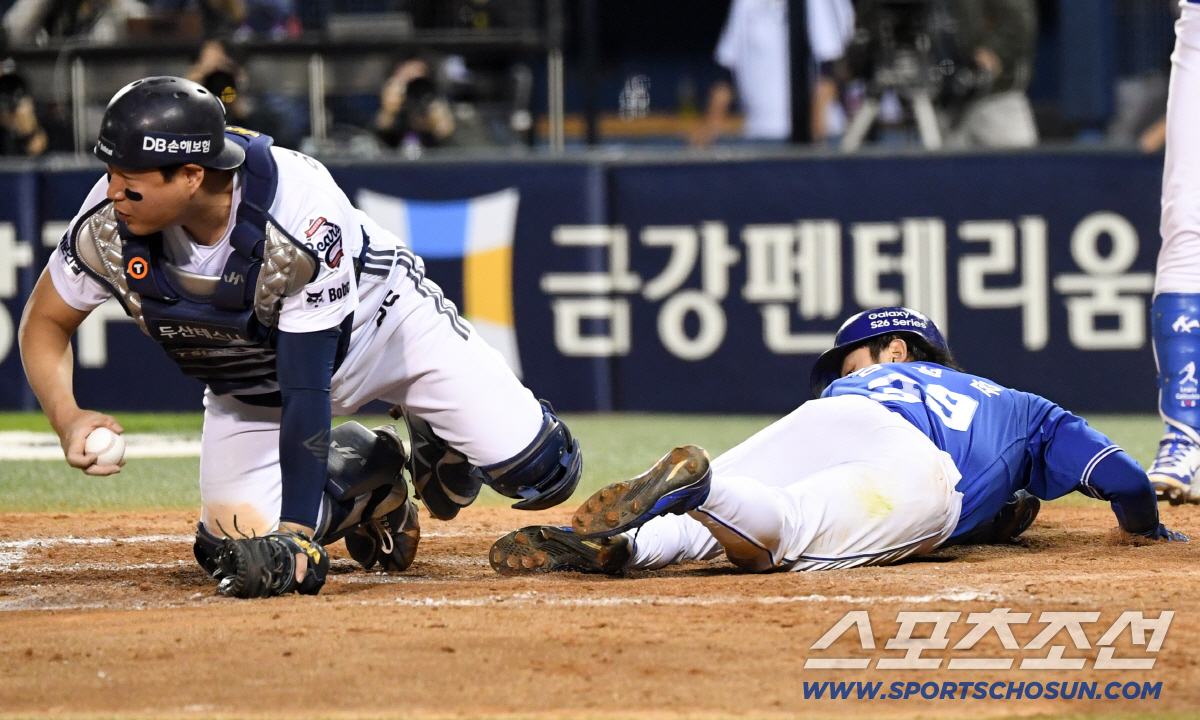 28일 잠실구장에서 열린 두산과 삼성의 경기. 연장 10회초 1사 2루 삼성 최형우 안타 때 김성윤이 홈을 파고들고 있다. 잠실=박재만 기자 pjm@sportschosun.com/2026.04.28/