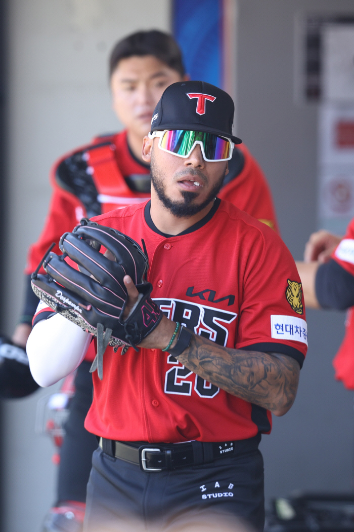 '14억 승부수' KIA 이렇게 안 풀리나, 전직 외국인도 부상이다…완전 교체 카드급 왜 어렵나