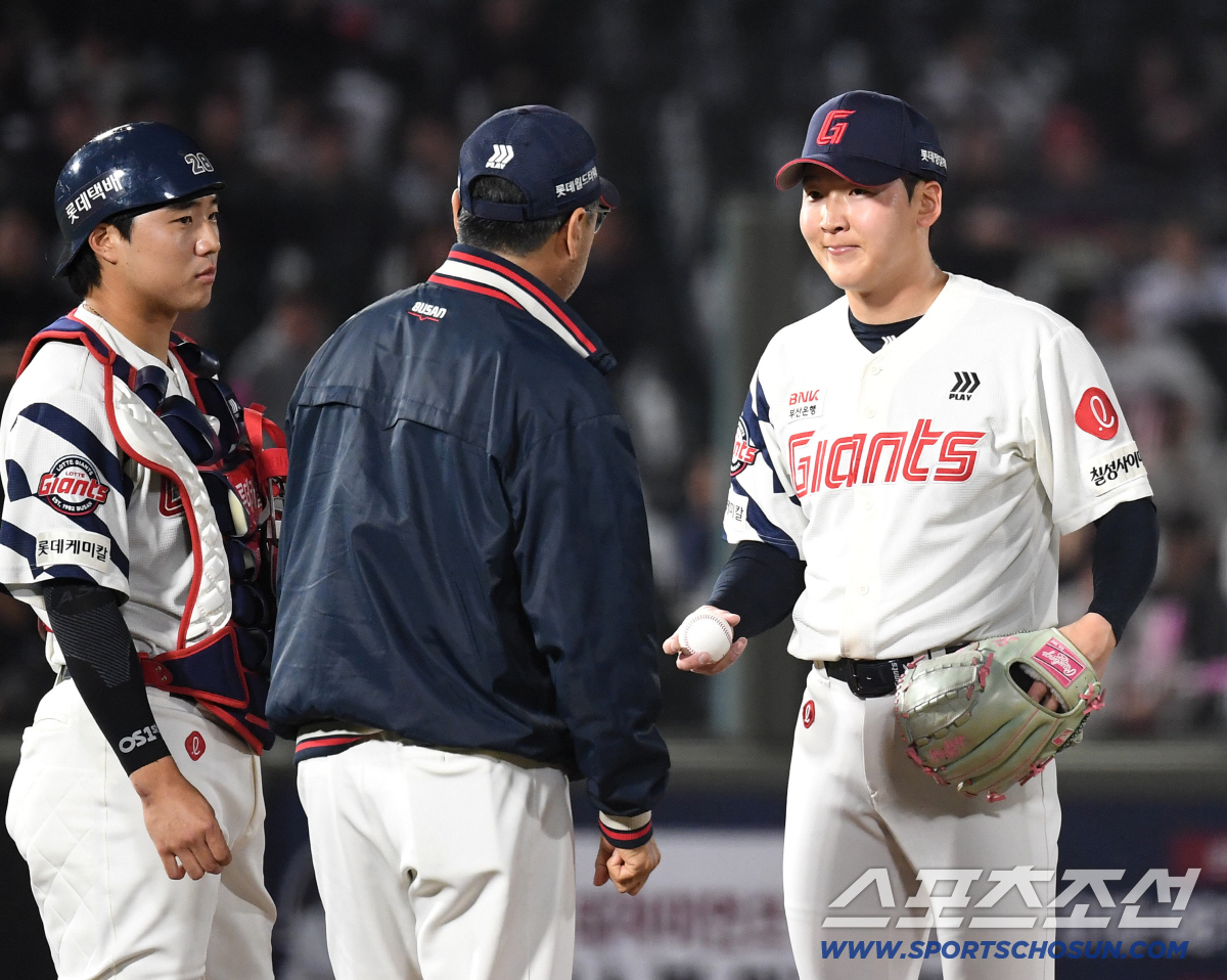 28일 부산 사직야구장에서 열린 롯데와 키움의 경기. 9회 제구력 난조를 보이며 실점 허용 후 교체되는 롯데 최준용. 부산=송정헌 기자 songs@sportschosun.com/2026.04.28/