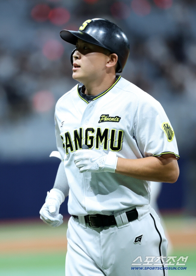 '와 말년 병장 맞아?' 짧은 머리에 담은 독기…한화 프랜차이즈 '최초 2루수' 돌아온다 "대전 가는 게 목표"