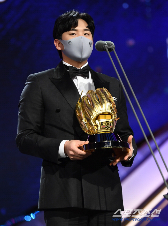 2021 KBO 골든글러브 시상식이 10일 서울 강남구 삼성동 코엑스 오디토리움에서 열렸다. 2루수 부문 골든글러브를 수상한 한화 정은원이 수상 소감을 말하고 있다. 삼성동=박재만 기자 pjm@sportschosun.com/2021.12.10/