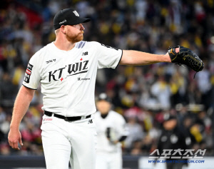 오타니표 스위퍼 좋네! → 또또또또 승리와 인연 없었다…달아오른 '적안'의 전직 다저스맨, 4월 한달간 '승리 0' [수원리포트]