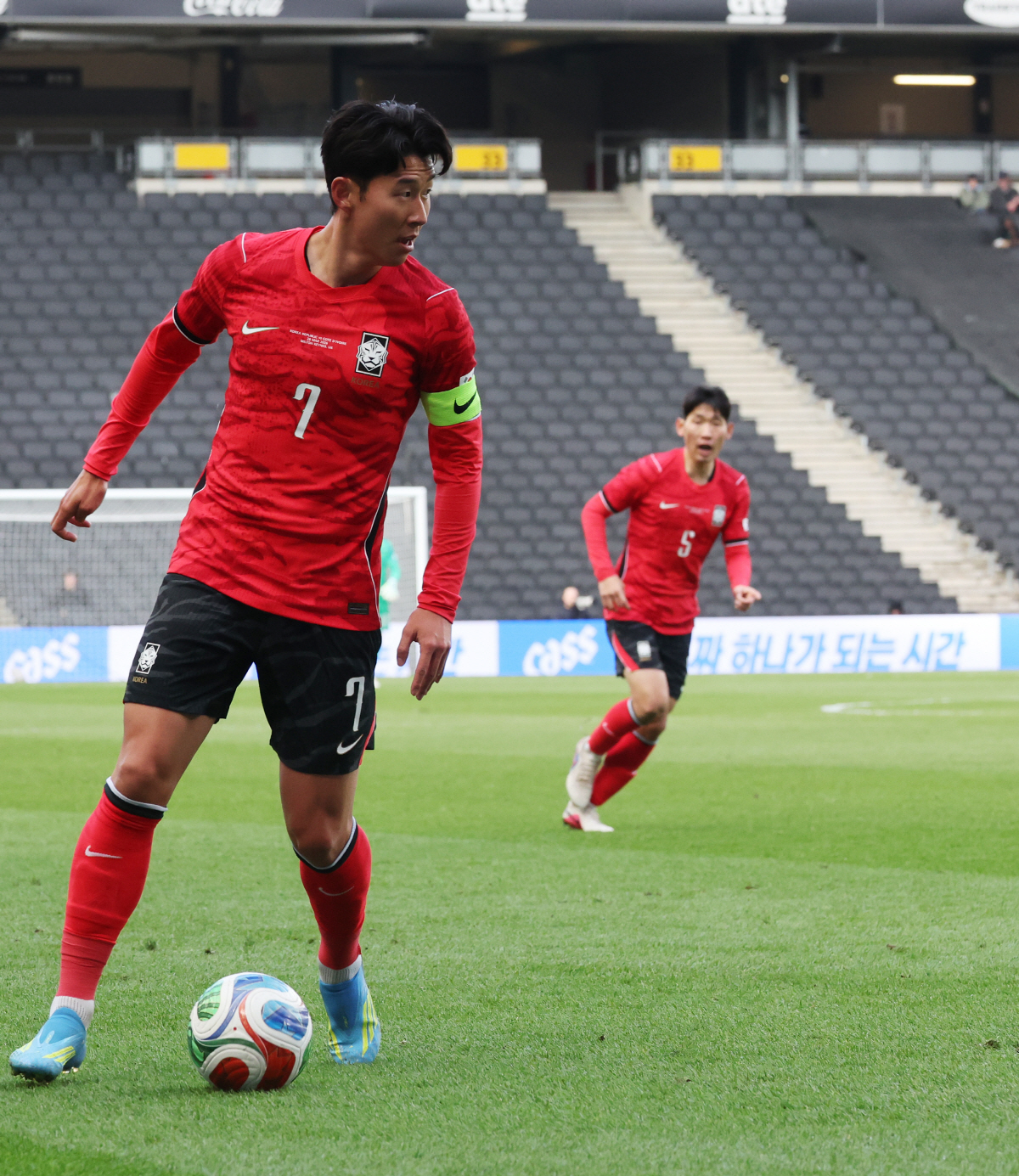 패스 준비하는 손흥민 (밀턴킨스[영국]=연합뉴스) 최재구 기자 = 한국축구국가대표팀 손흥민이 28일(현지시간) 영국 밀턴킨스 스타디움 MK에서 열린 코트디부아르와 평가전에서 패스할곳을 찾고 있다. 2026.3.29 jjaeck9@yna.co.kr(끝)