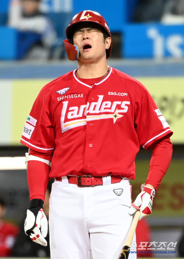 "본인 스윙 못하고 공 갖다대기에 급급"…'22억 거포'가 타율 0.110→2군행 오히려 늦은 편 아닌가