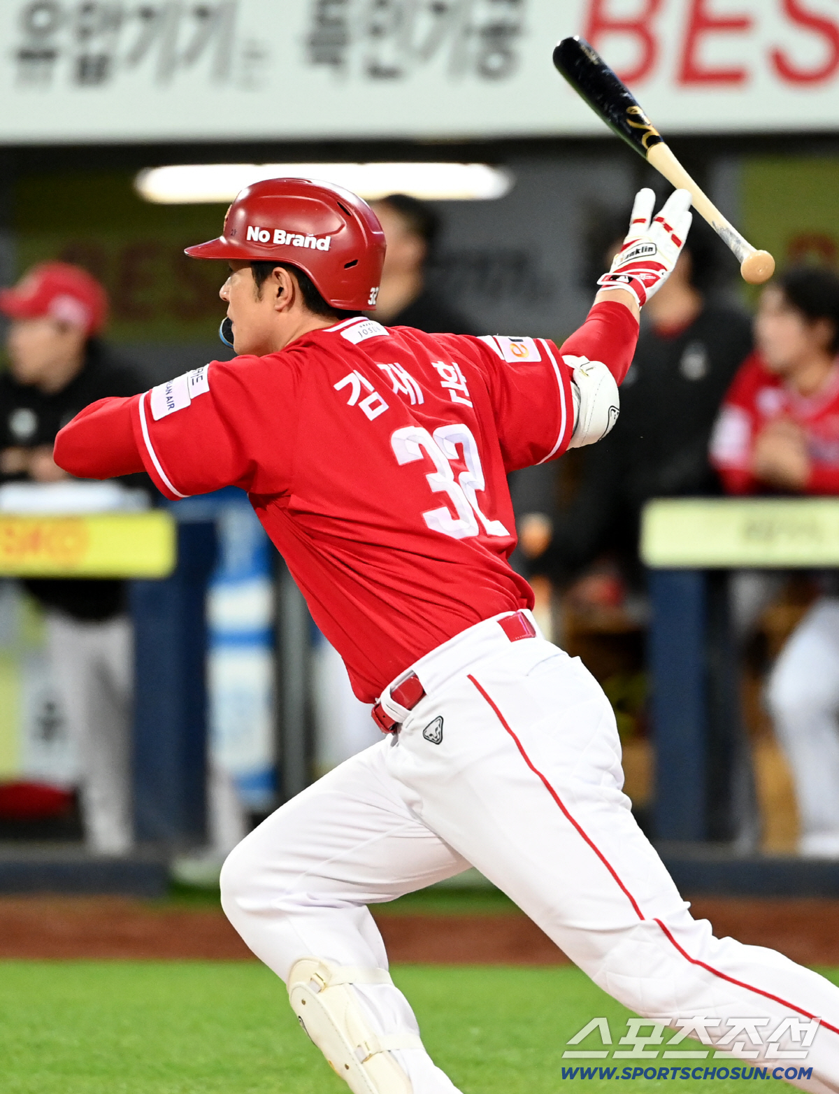 22일 대구삼성라이온즈파크에서 열린 SSG와 삼성의 경기. 4회초 김재환이 우익선상 2루타를 치고 있다. 대구=허상욱 기자 wook@sportschosun.com/2026.04.22/