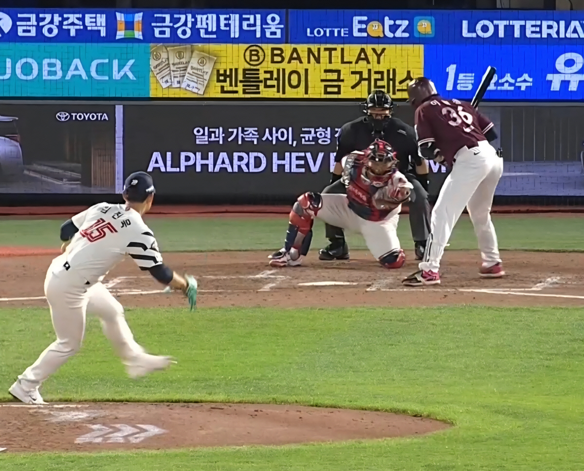 ◇5회 스트라이크 가능성이 있다는 듯, 완벽한 역프레이밍을 보여주고 있는 유강남. 사진출처=중계 화면 캡처