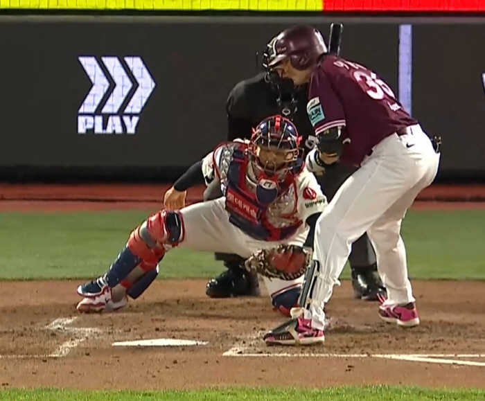 ◇4회 유강남이 최초 공을 포구하는 위치. 사진출처=중계 화면 캡처