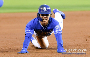 '흙범벅 유니폼' 악바리 김성윤 귀환...호수비→헤드퍼스트→결승타 '원맨쇼' [잠실 현장]
