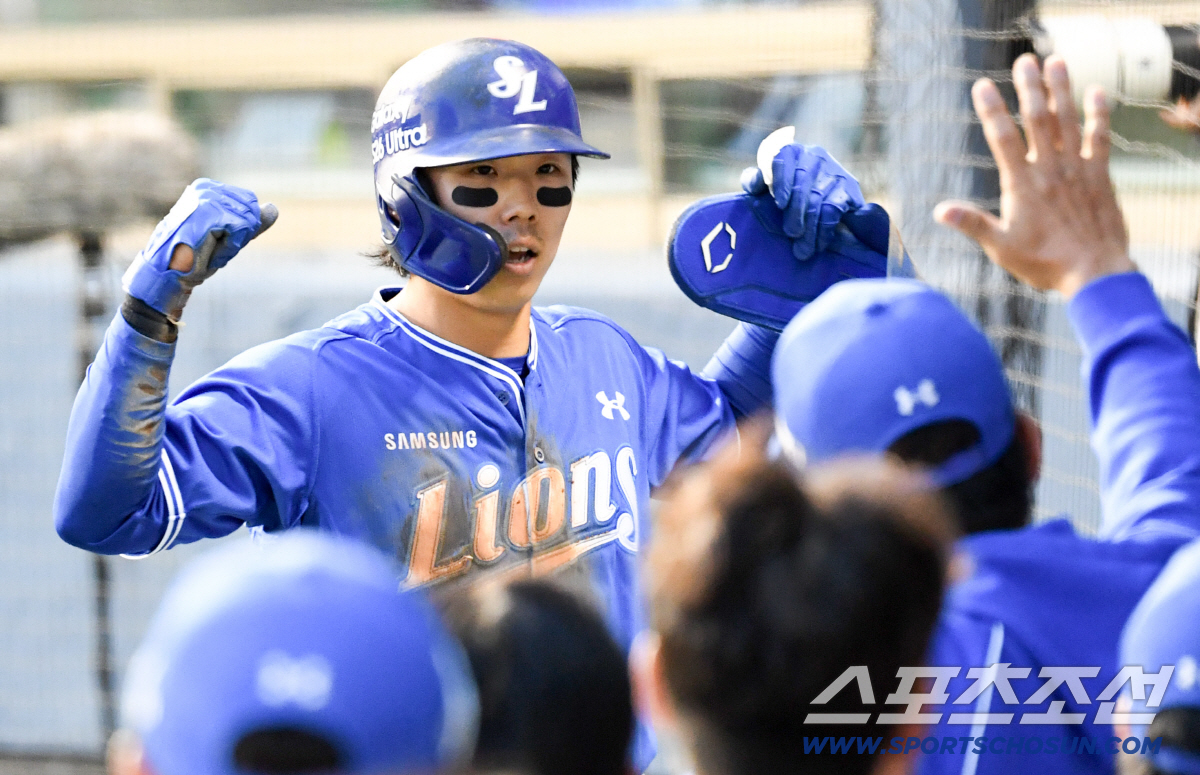 악바리 김성윤이 투지 넘치는 플레이로 선취점을 올리자 삼성 더그아웃 분위기도 뜨거워졌다.