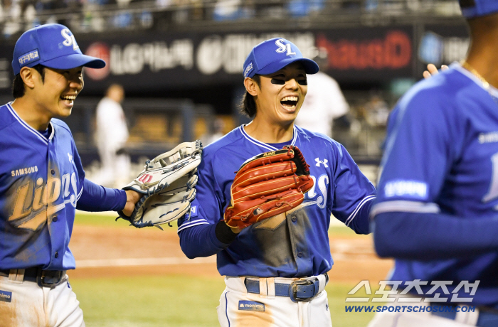 '흙범벅 유니폼' 악바리 김성윤 귀환...호수비→헤드퍼스트→결승타 '원맨쇼' 