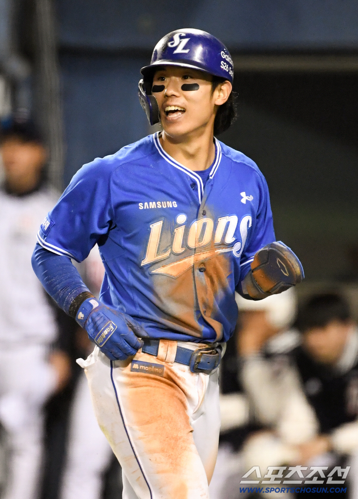 흙으로 범벅된 유니폼 김성윤의 악바리 근성.