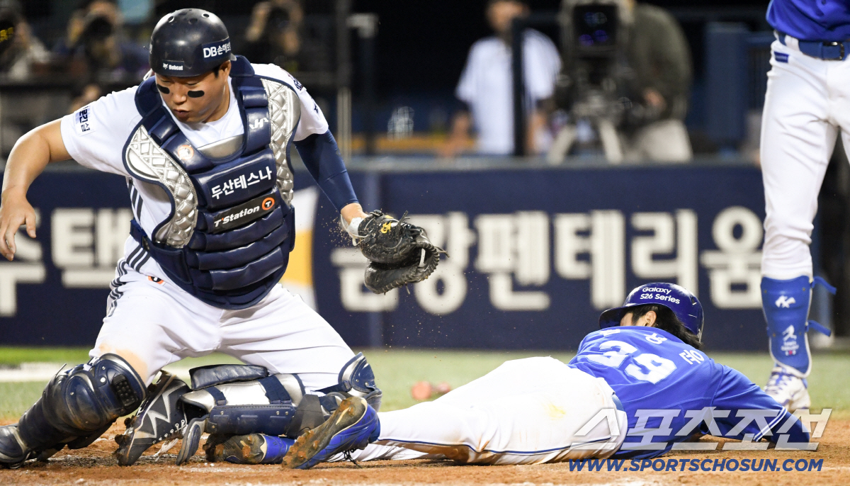 3루에 이어 홈에서도 과감한 헤드퍼스트 슬라이딩.