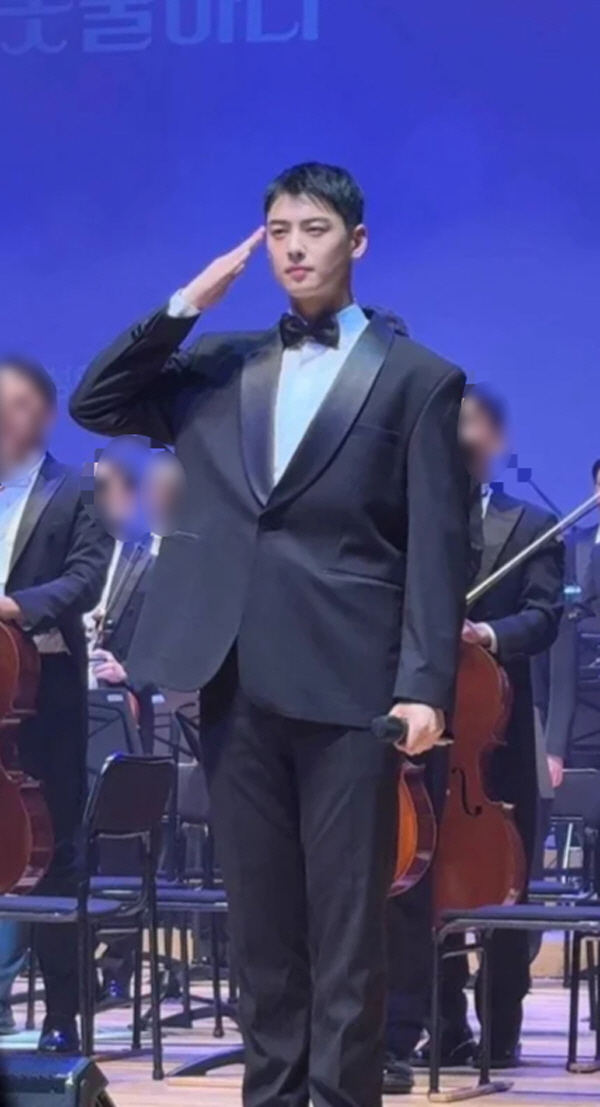 차은우, '130억 완납' 후 첫 근황…군악대 행사서 마이크 잡고 '늠름한 경례'