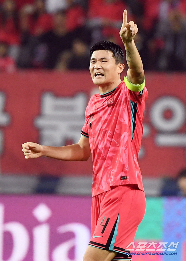 맙소사! "명실상부 3순위 후보 선수 김민재, 매각하는 것 합리적" 뮌헨 잔류 의사 소용없나..."잉글랜드-이탈리아 영입 관심"