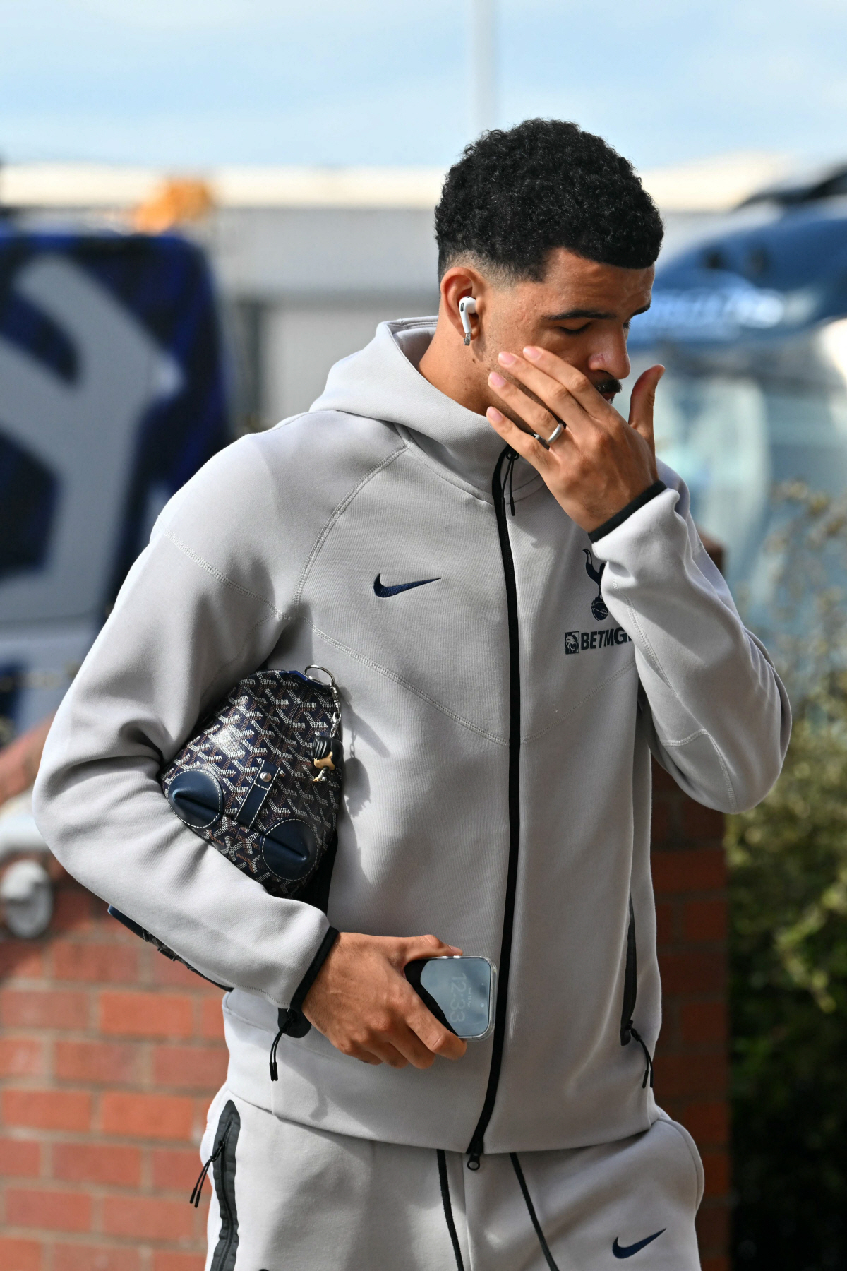 "SON 떠난 토트넘 마구니가 끼었나...강등 사투속 끊이지않는 부상 악령" 솔란케, 햄스트링 부상 사비 이어 사실상 시즌아웃 '비보'