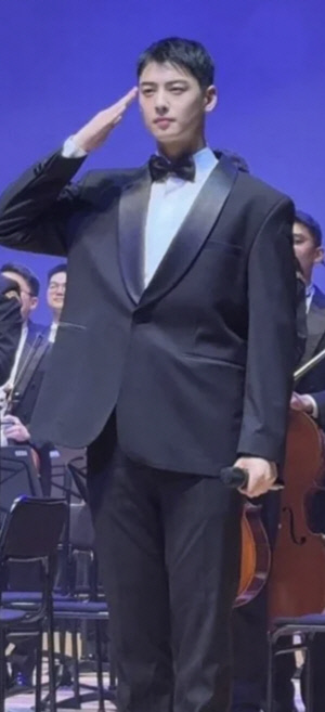 차은우, 130억 세금 완납 후 첫 근황…수척한 얼굴로 군악대 행사