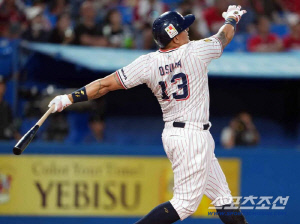 헛스윙 후 배트가 구심-상대 포수 머리 강타, 트라우마 때문인가 11타석 연속 무안타, 1위팀 야쿠르트 4번 타자 6년 만에 2군[민창기의 일본야구]